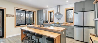 Lovely 2-bedroom cottage in charming Wintergreen Ski Resort Community