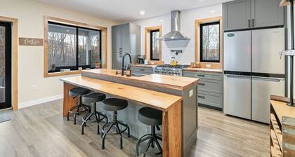 Lovely 2-bedroom cottage in charming Wintergreen Ski Resort Community