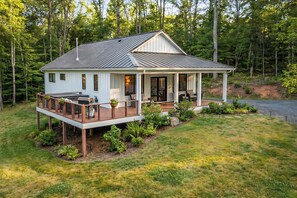 Exterior - Lovely 2-bedroom cottage in charming Wintergreen Ski Resort Community (Nellysford)