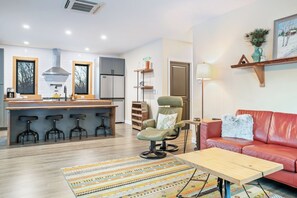 TV - Lovely 2-bedroom cottage in charming Wintergreen Ski Resort Community (Nellysford)