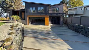 Exterior - Sunrise Oceanfront Suite, Entire home in Royston, Canada (Royston)