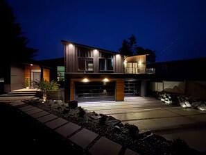Exterior - Sunrise Oceanfront Suite, Entire home in Royston, Canada (Royston)