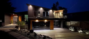 Sunrise Oceanfront Suite, Entire home in Royston, Canada