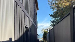 Property grounds - Sunrise Oceanfront Suite, Entire home in Royston, Canada (Royston)