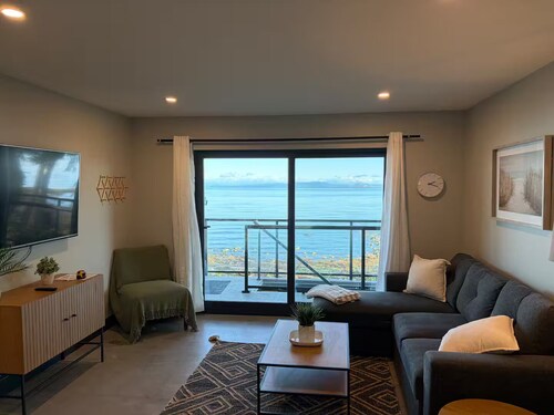 Sunrise Oceanfront Suite, Entire home in Royston, Canada