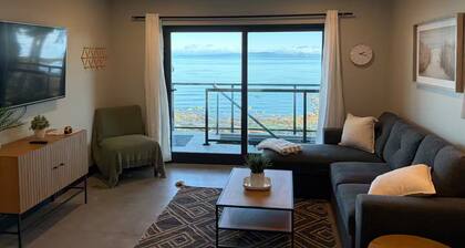 Sunrise Oceanfront Suite, Entire home in Royston, Canada