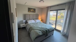 Room - Sunrise Oceanfront Suite, Entire home in Royston, Canada (Royston)
