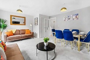 TV - 7PP 3BR| TV Each Bedroom | Free Parking | WiFi | 2 Bathroom (Swindon)