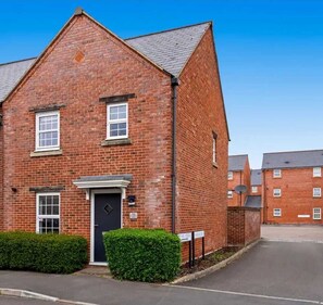 Exterior - 7PP 3BR| TV Each Bedroom | Free Parking | WiFi | 2 Bathroom (Swindon)