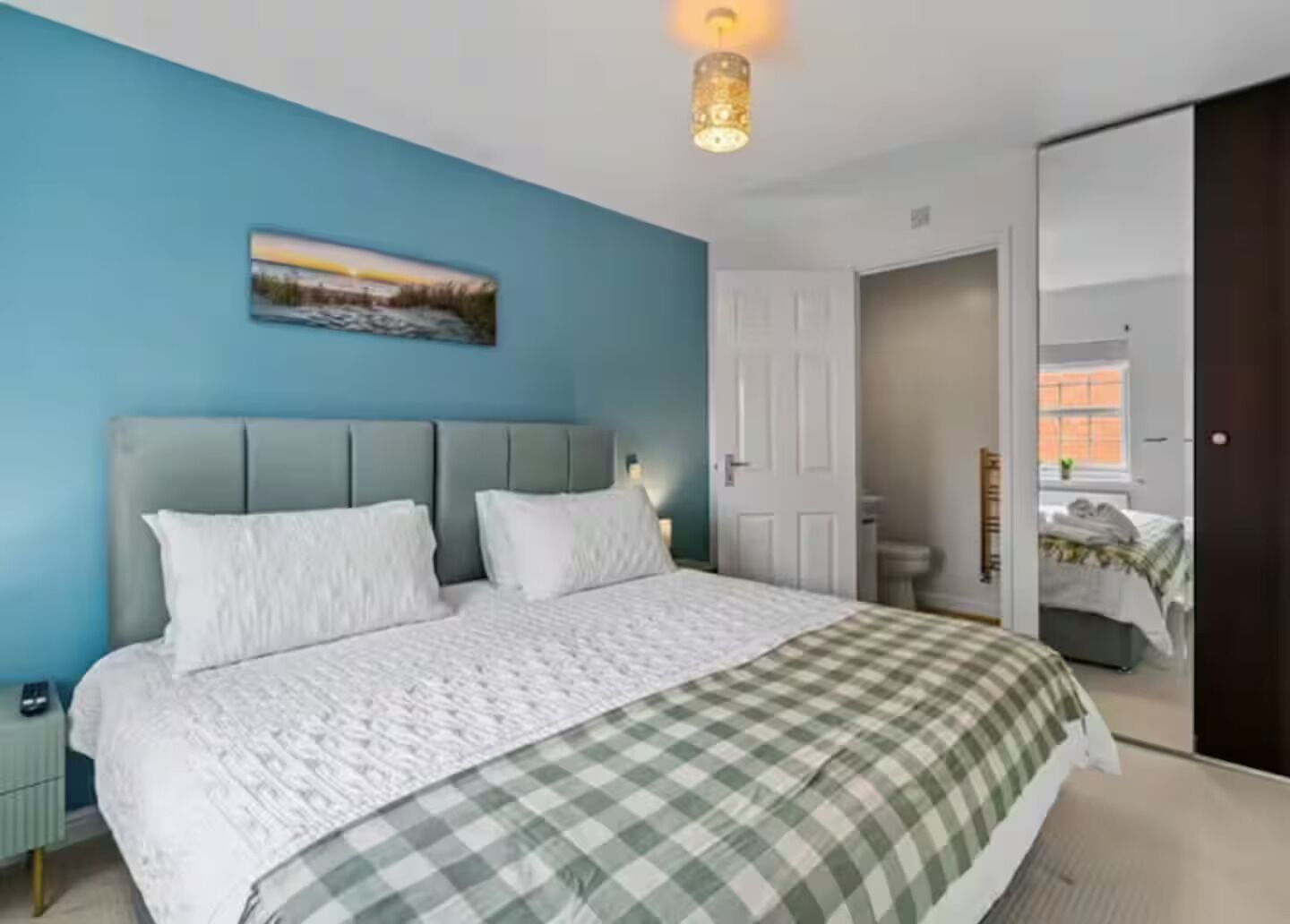 3 habitaciones, tabla de planchar con plancha, wifi y ropa de cama 