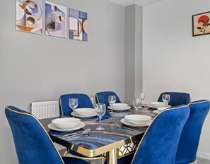 Dining - 7PP 3BR| TV Each Bedroom | Free Parking | WiFi | 2 Bathroom (Swindon)