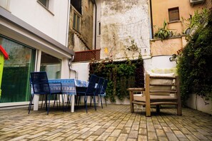 Outdoor dining - Light-Filled Modern Family Home w/ Rooftop Terrace (Grado)