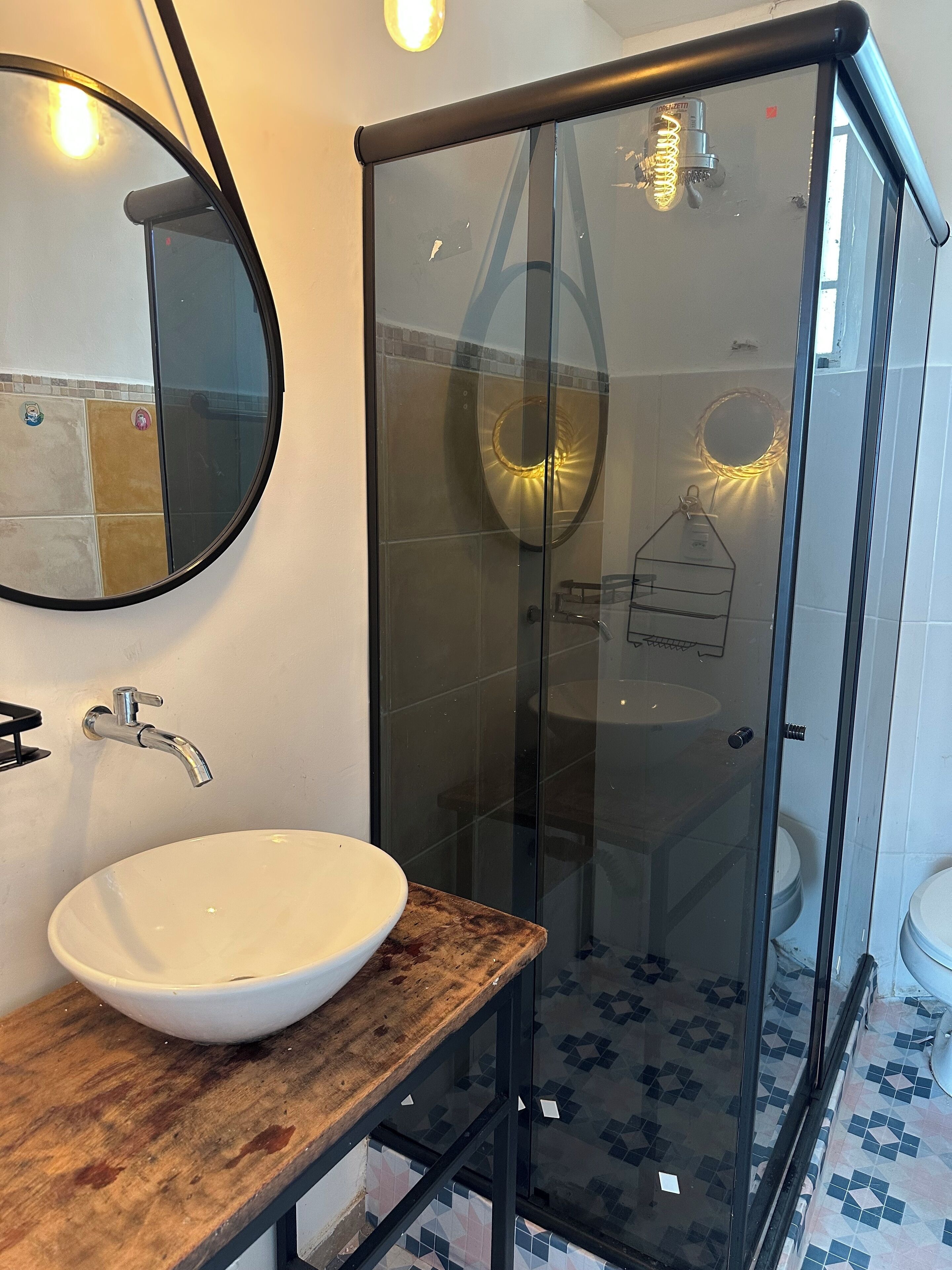 Haartrockner, Handtücher, Seife, Toilettenpapier
