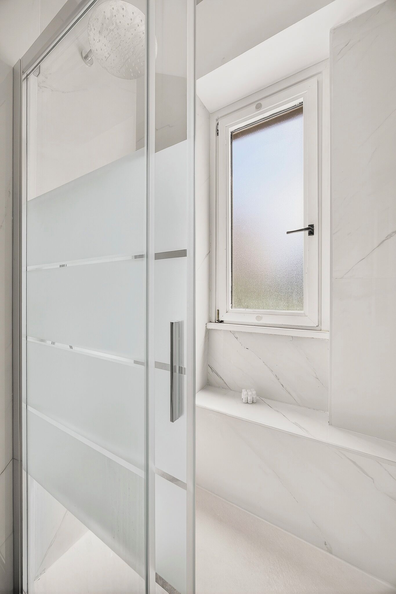 Ducha, secador de pelo, bidé y toallas