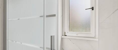 Suihku, hiustenkuivaaja, bidee, pyyhkeet