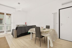 Dining - Take in MONZA CENTER apartment, with pets allowed (Monza)