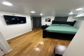 Escritorio, tabla de planchar con plancha, wifi gratis y ropa de cama