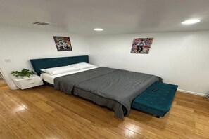 Escritorio, tabla de planchar con plancha, wifi gratis y ropa de cama