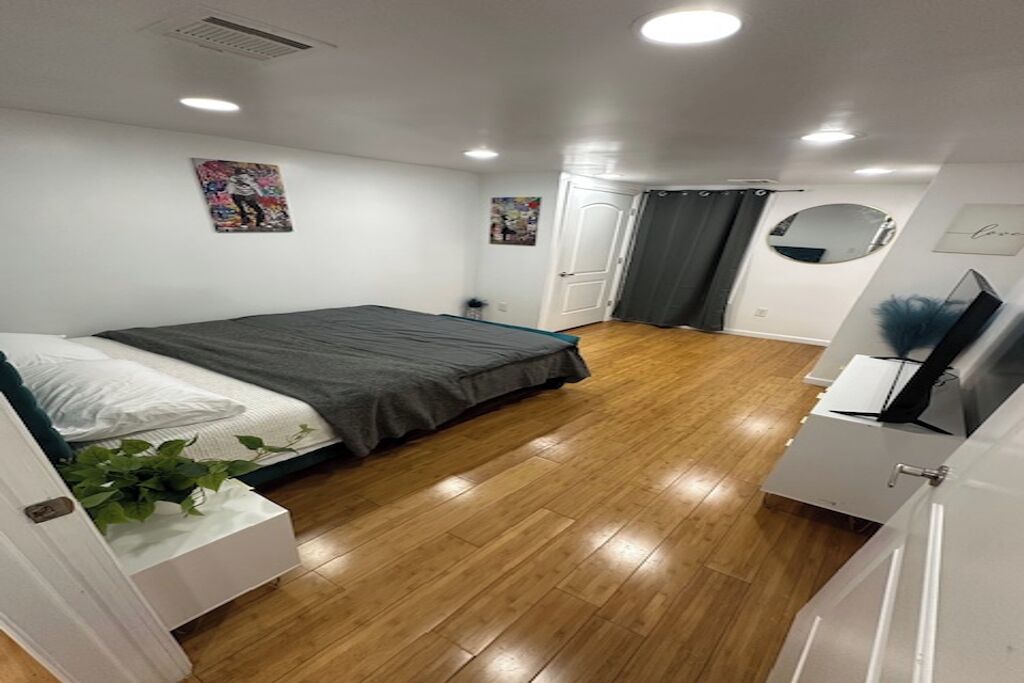 Escritorio, tabla de planchar con plancha, wifi gratis y ropa de cama 