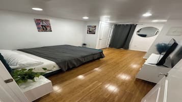 Escritorio, tabla de planchar con plancha, wifi gratis y ropa de cama