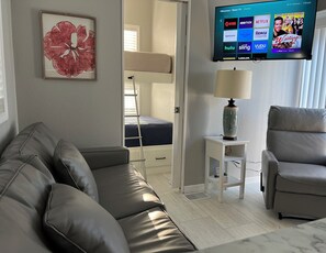 2 bedrooms, iron/ironing board, WiFi, bed sheets - Unique Cottage/Tiny House Near Disney. Close to Parks,Shopping & Fun (Kissimmee)