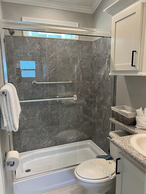 Shower, hair dryer, towels, soap - Unique Cottage/Tiny House Near Disney. Close to Parks,Shopping & Fun (Kissimmee)