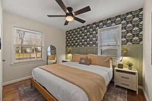 Desk, iron/ironing board, travel cot, free WiFi - Remodeled 4BR/2.5BA | Central KC Location (Mission)