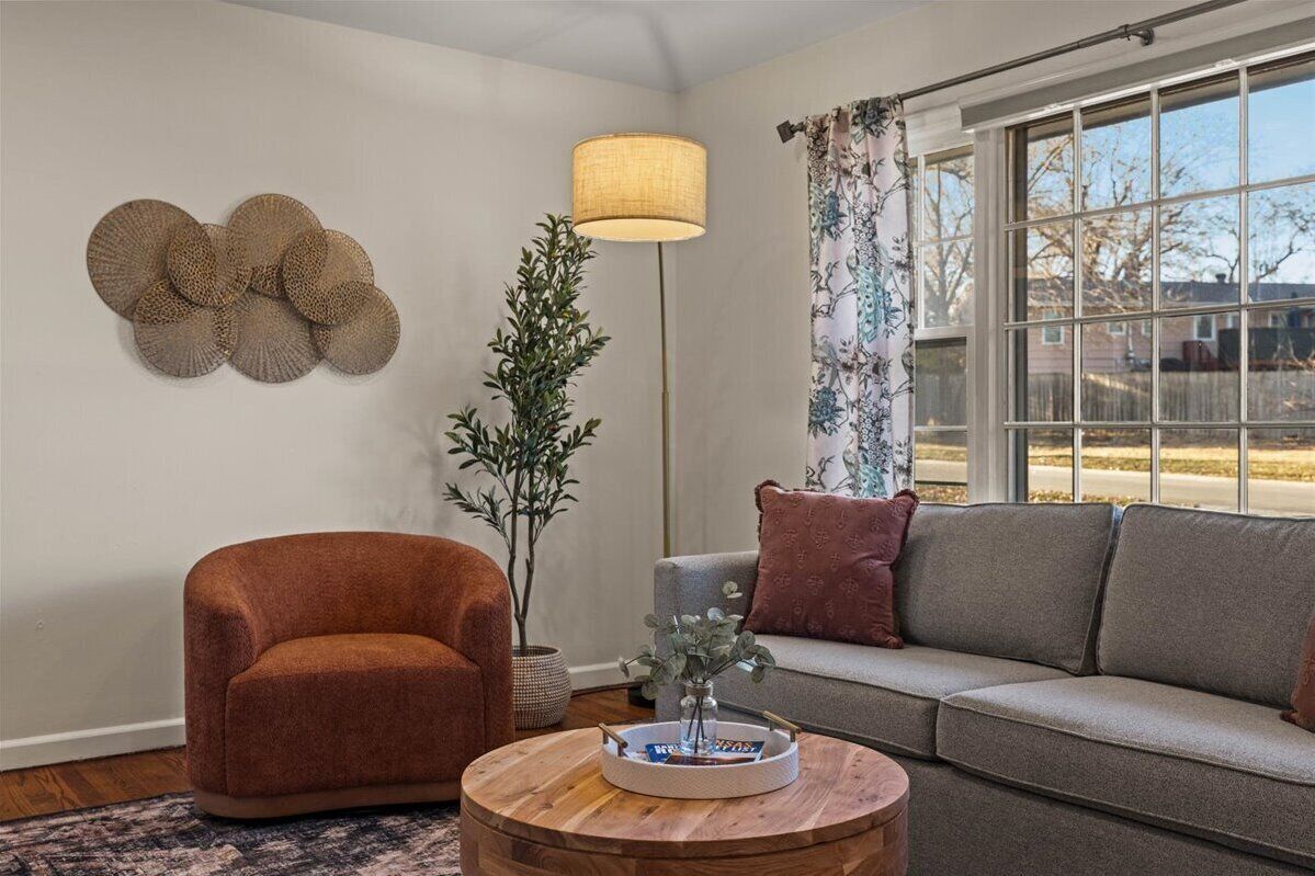 Smart TV, libros, oficina