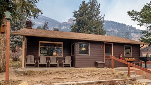 Exterior - Glorious, dog friendly, 2 bedroom cabin with great views close to RMNP! (Estes Park)