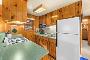Microwave, oven, stovetop - Glorious, dog friendly, 2 bedroom cabin with great views close to RMNP! (Estes Park)