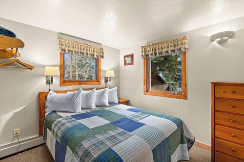 Glorious, dog friendly, 2 bedroom cabin with great views close to RMNP!