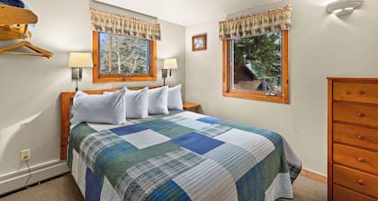 Glorious, dog friendly, 2 bedroom cabin with great views close to RMNP!