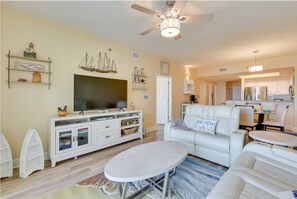 Smart TV, books - Ariel Dunes Gulf View Condo | Walk to Beach + Pool (Miramar Beach)