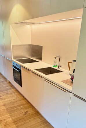 Wasserkocher mit Kaffee-/Teezubehör, Kühlschrank, Ofen, Herdplatte