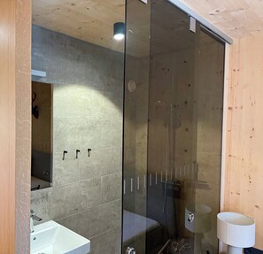 Shower, hair dryer, towels, soap - Mellau Apartments - Bergnest (Mellau)