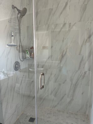 Shower, hair dryer, towels, soap - Welcome Beautiful and Relax residence in Key Largo with new Canal (Key Largo)