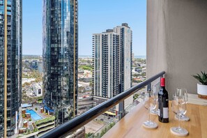 Outdoor dining - 2BR near Albert Park F1, Free Parking, Gym, Pool (Southbank)