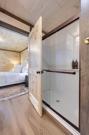 3 bedrooms, iron/ironing board, travel cot, WiFi - A Frame in the Woods |Firepit + Massage Chair (Gap)