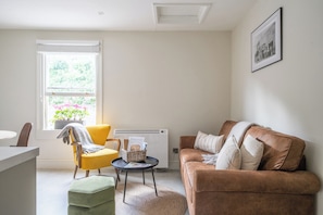 Deluxe-Apartment, Balkon, Stadtblick | Wohnbereich