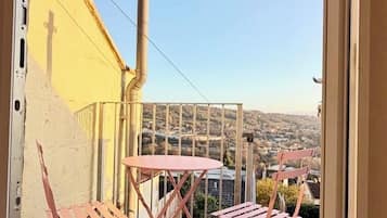 Deluxe Apartment, Balcony, City View | Teres/patio