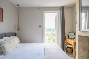 Deluxe Apartment, Balcony, City View | Blackout drapes, iron/ironing board, free WiFi - Garden apartment with balcony (Bath)