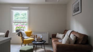Deluxe-Apartment, Balkon, Stadtblick | Wohnbereich
