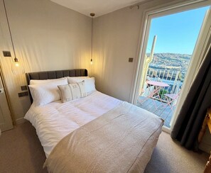Deluxe Apartment, Balcony, City View | Blackout curtains, iron/ironing board, free WiFi - Garden apartment with balcony (Bath)