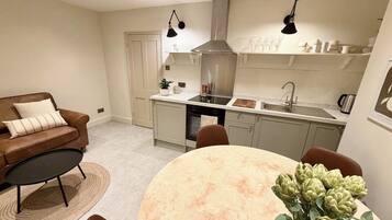 Deluxe Apartment, Balcony, City View | Ruang tamu