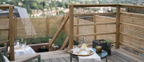 Apartamento Deluxe, balcón, vistas a la ciudad | Terraza o patio