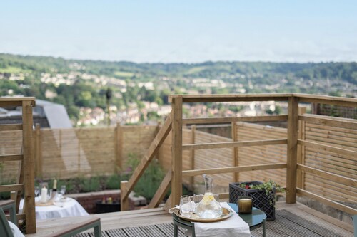 Garden apartment with balcony