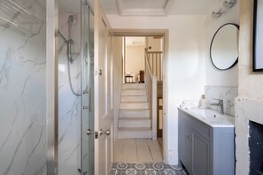 Bathroom - Garden apartment with balcony (Bath)