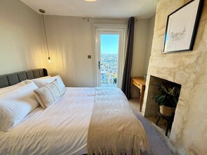 Deluxe Apartment, Balcony, City View | Blackout curtains, iron/ironing board, free WiFi - Garden apartment with balcony (Bath)