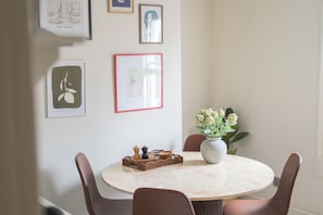 Deluxe-Apartment, Balkon, Stadtblick | Essbereich im Zimmer