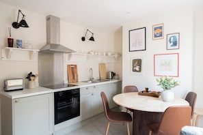 Deluxe-Apartment, Balkon, Stadtblick | Essbereich im Zimmer